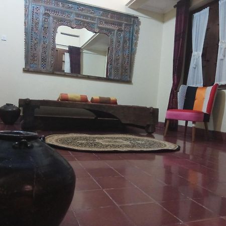 Doeloerkoe Homestay Surakarta  Экстерьер фото