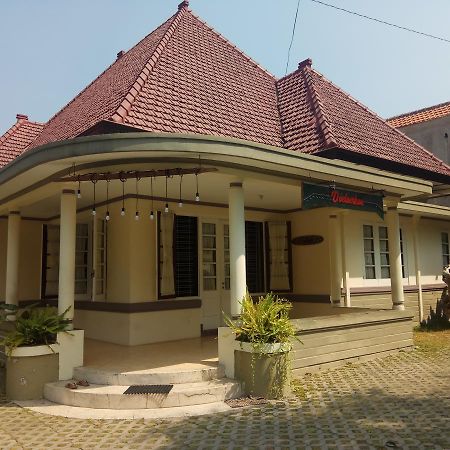 Doeloerkoe Homestay Surakarta  Экстерьер фото