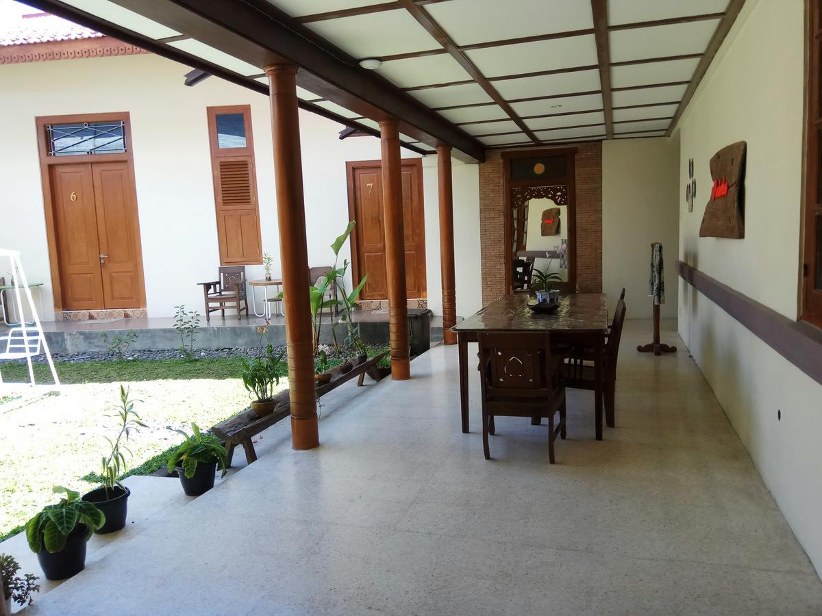 Doeloerkoe Homestay Surakarta  Экстерьер фото