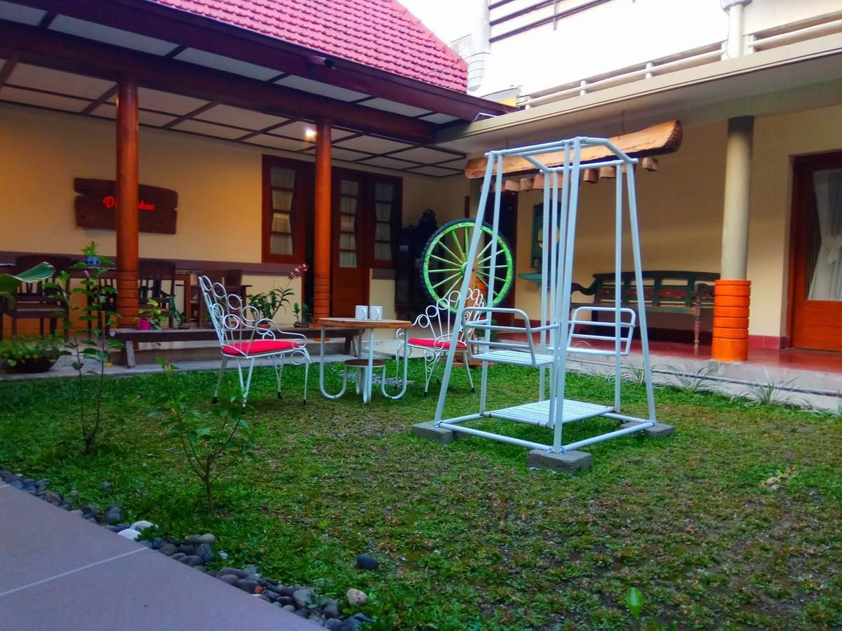 Doeloerkoe Homestay Surakarta  Экстерьер фото