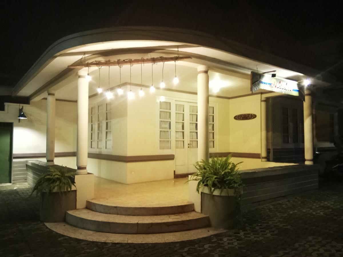 Doeloerkoe Homestay Surakarta  Экстерьер фото
