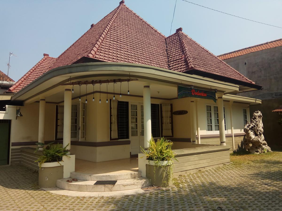 Doeloerkoe Homestay Surakarta  Экстерьер фото