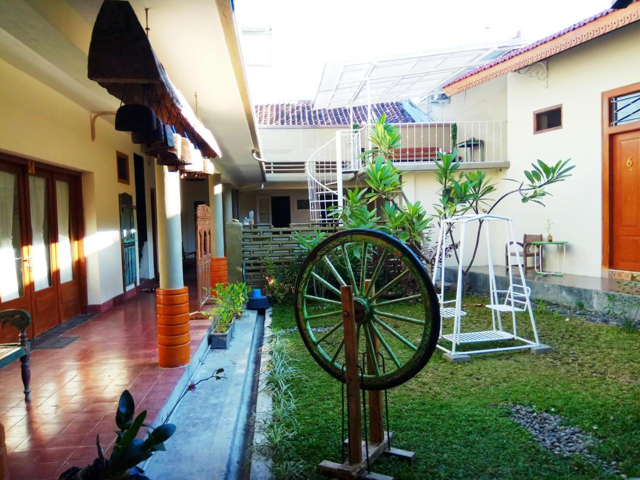 Doeloerkoe Homestay Surakarta  Экстерьер фото