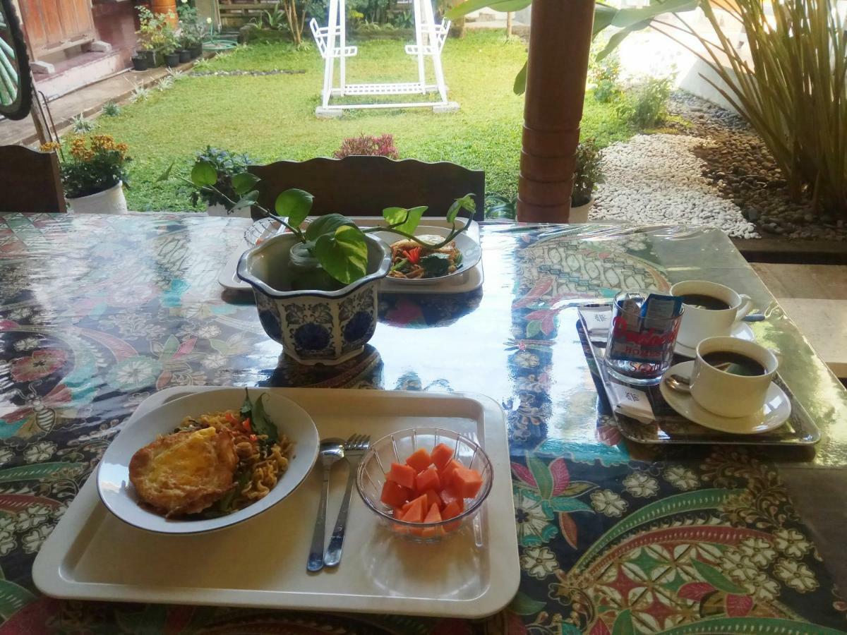 Doeloerkoe Homestay Surakarta  Экстерьер фото