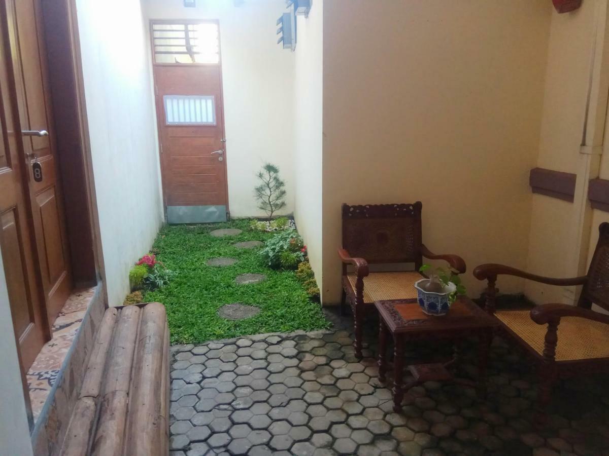Doeloerkoe Homestay Surakarta  Экстерьер фото